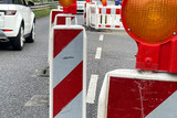 Fernwärme-Bauarbeiten in der Oranienstraße in Wiesbaden. Ein Fahrstreifen sowie die Parkzonen sind gesperrt.