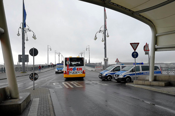 Theodor-Heuss-Brücke für Autos vier Wochen gesperrt. Polizei kontrolliert den Verkehr.