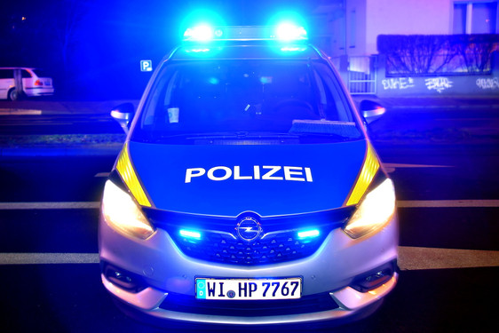 Täter versuchten in der Nacht zum Montag in einen Kiosk in Wiesbaden einzubrechen. Dabei wurden sie von einem Anwohner beobachtet.