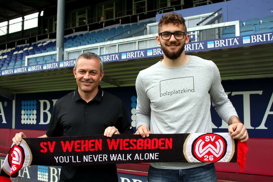 Freuen sich auf die Zusammenarbeit in Wiesbaden (v. l.): SVWW-Sportdirektor Christian Hock und Lukas Watkowiak