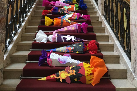 Schultüten auf der Treppe von Henkell