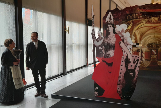 Öffentliche Führung durch die Ausstellung "Vorhang auf! 125 Jahre Internationale Maifestspiele“ in den  Kurhaus-Kolonnaden.