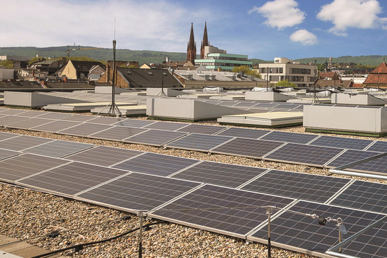 Das WVV-Bürogebäude in der Hasengartenstraße bezieht zukünftig 80 Prozent des Stroms über eine PV-Anlage der ESWE Versorgung