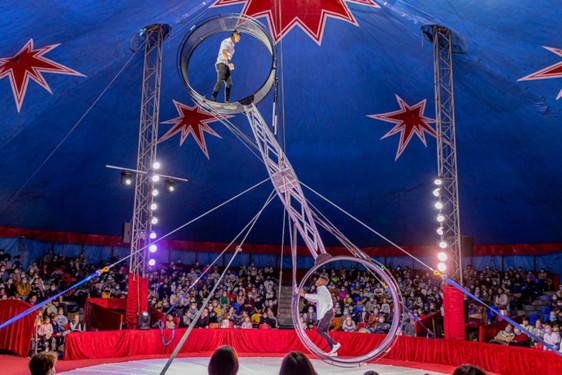 Der 9. Wiesbadener Weihnachtscircus bietet wieder einmal eine atemraubende und unterhaltende Show für alle kleinen und großen Circus-Fans.