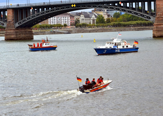 Frau wird von Rettungskräften aus dem Rhein gezogen