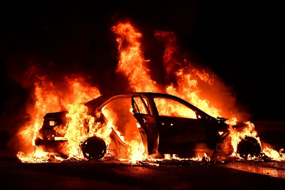 Völlig ausgebrannt ist eine Mercedes Limousine nach einem Auffahrunfall auf der A3 bei Wiesbaden-Breckenheim am Montagabend.