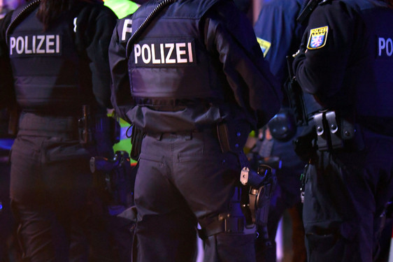 Polizei und Ordnungsamt auf Sicherheitsstreife in der Nacht von Samstag auf Sonntag und von Sonntag auf Montag in Wiesbaden. Mehrere Personen wurden kontrollierte.