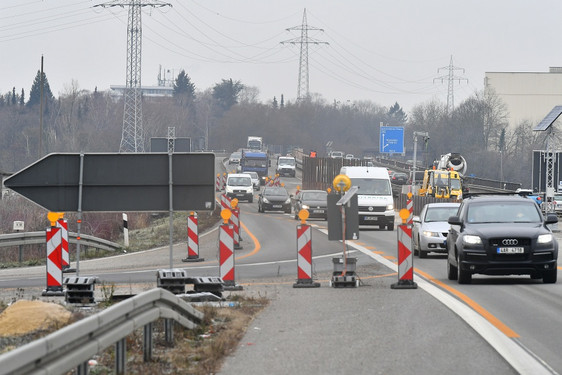 A 66 Salzbachtalbrücke: Transportable Schutzwand wird montiert