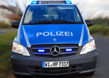 Kleintransporter kollidiert nach angeblichen Ausweichmanöver in Dotzheim mit einer Straßenlaterne und einem großen Stein. Bei dem Unfallfahrer wurde der Konsum von Drogen festgestellt.