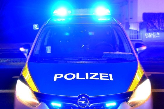 Randalierer - Täter treten Außenspiegel an Fahrzeugen in Wiesbaden-Klarenthal ab. Die Polizei such Hinweisgeber.