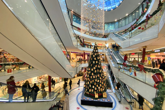Wiesbaden: Weihnachtseinkauf in der eigenen Stadt machen. Das stärkt den lokalen Handel, wie hier im LuisenFormum Wiesbaden.