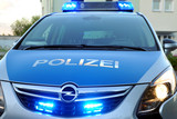 Ein Ladendieb mit einem Kind welches Ware in seine Tasche stecke, wurde am Freitag in Wiesbaden als er ertappt wurde handgreiflich.