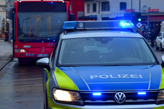 Fahrkartenkontrolleurin am Samstagnahcmittag in einen Linienbus in Wiesbaden  tätlich angegriffen und dabei verletzt.
