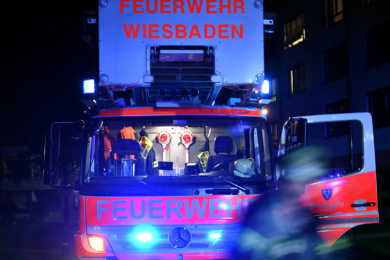 Erneut Mülltonnen in Mainz-Kastel angezündet. Die Feuerwehr löschte die Flammen.