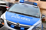 Unbekannte habe in der Nacht von Montag auf Dienstag die  Heckscheibe eines geparkten Autos in Wiesbaden eingeschlagen und anschließend Wertsachen daraus gestohlen.