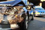 Verkehrsunfall in Wiesbaden.  Fahrer steht unter Alkohol- und Drogeneinfluss und hat auch weiter kein glückliches Händchen.
