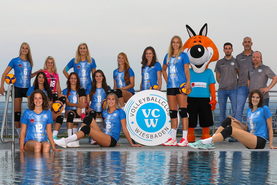 Die aktuelle Frauenvolleyballmannschaft des 1. VC Wiesbaden