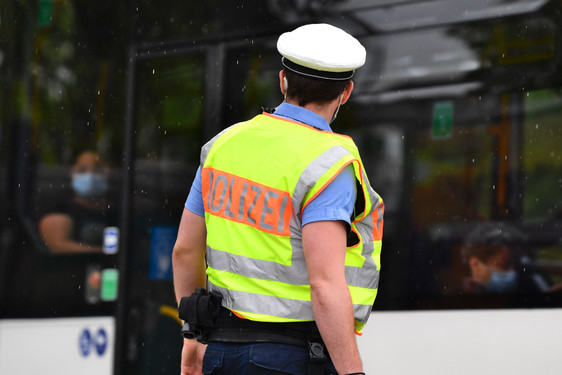 Die Polizei hat in Wiesbadener Bussen die Einhaltung der Corona-Maßnahmen überprüft