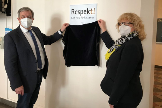 „Respekt! Kein Platz für Rassismus“ im Wiesbadener Rathaus enthüllt.