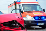 Abbiegevorgang eines Autofahrers am Dienstagabend endet in Wiesbaden-Erbenheim mit einer Kollision. Eine Person wurde dabei verletzt.