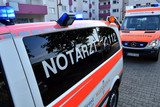 Kleinkind stürzte am Freitag beim Spielen aus einem offenstehenden Fenster in Wiesbaden. Rettungskräfte versorgten das kleine Mädchen medizinisch.