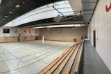 Bild 1: Neuer Prallschutz in der Sporthalle Wiesbaden-Klarenthal. Bild 2: Neue Duschen in der Sporthalle Europaviertel