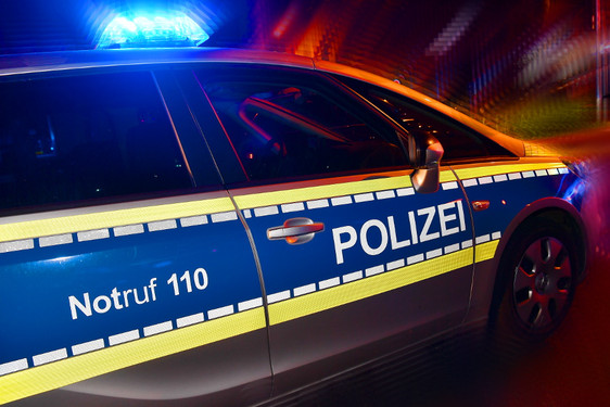 Autofahrer kracht am Dienstagabend in Citroen in Wiesbaden-Biebrich und flüchtet.