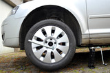 Wartungsarbeiten am Auto - viele kann man selbst machen. Wie zum Beispiel Reifen wechseln.