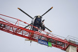 Die Berufsfeuerwehr Wiesbaden musste am Mittwoch einen Bauarbeiter von einem 40 Meter hohem Kran retten.