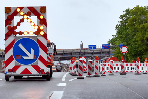 Verkehrsbehinderungen auf der B263 sowie A671 bei der Salzbachtalbrückenunterquerung in Wiesbaden in der Nacht von Dienstag auf Mittwoch und von Mittwoch auf Donnerstag.