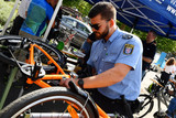 Präventionsveranstaltung der Polizei Wiesbaden auf dem 2. Polizeirevier in Kostheim zu den Themen Sicherheit rund ums Fahrrad, Betrug und Einbruch.