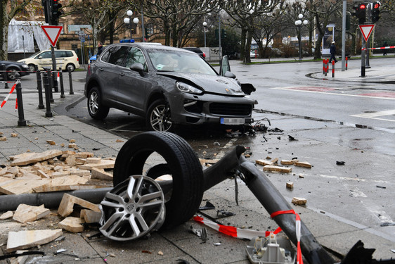 Porsche-Fahrer verliert Kontrolle über sein Fahrzeug und kollidiert mit 7 Fahrzeugen und einer Straßenlaterne in der Burgstraße in Wiesbaden.