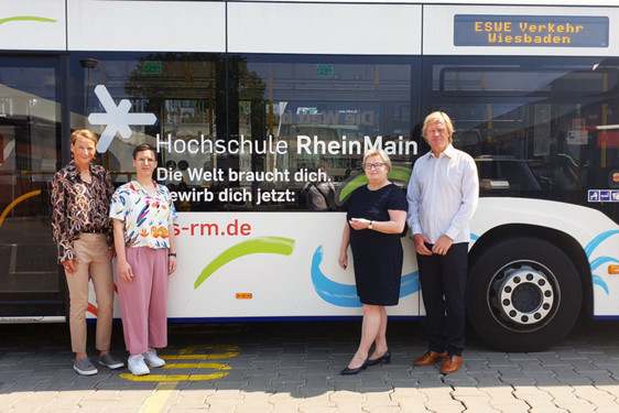 Marion Hebding (Geschäftsführerin ESWE Verkehr), Teresa Dinges (Leitung Personalentwicklung ESWE Verkehr), Prof. Dr. Eva Waller (Präsidentin der Hochschule RheinMain) und Jan Görnemann (Geschäftsführer ESWE Verkehr).