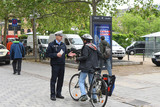 Maßnahmen zum Schutz schwächerer Verkehrsteilnehmer: Polizei kontrolliert Radfahrer in der Wiesbadener Innenstadt.