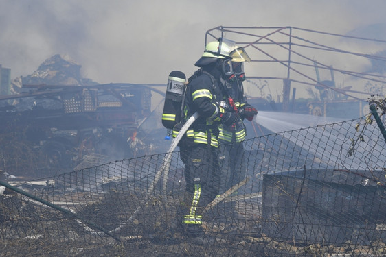 Lagerhalle, Wiese und Strohballen gerieten am Dienstagmittag in Wiesbaden-Kloppenheim in Brand. Die Feuerwehr löschte die Flammen mit rund 60 Einsatzkräften.