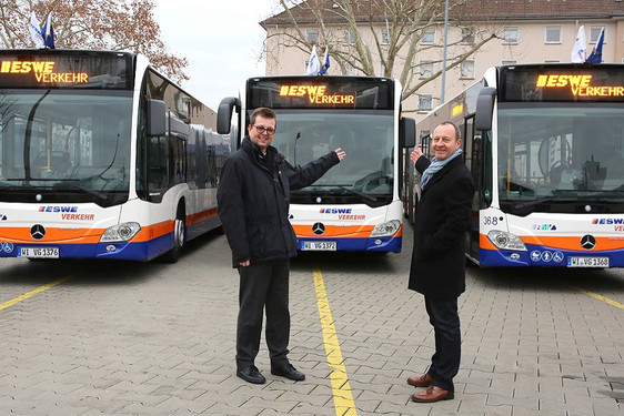 ESWE-Verkehr-Geschäftsführer Jörg Gerhard (links) und Dietmar Schneider, Geschäftsbereichsleiter Technischer Betrieb bei ESWE Verkehr) zum Thema neue Dieselbusse.