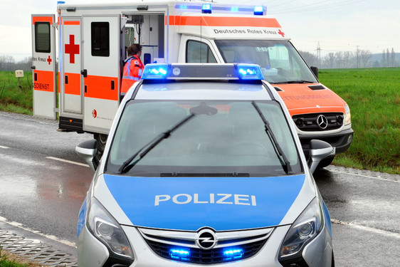 Sprengsatz explodiert auf Auto in der Eberleinstraße in Wiesbaden. Ein Mann wird dabei verletzt. Polizei sperrt den Tatort weiträumig ab.