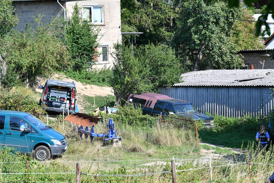 Junge Frau in Hofheim-Langenhai an einem Pferdehof  erschossen. Die Polizei durchsucht das Grundstück des Tatverdächtigen in Wiesbaden-Kloppenheim.