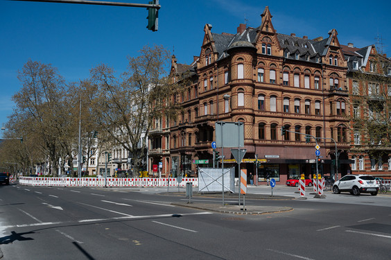 Verkehrsteilnehmer:innen können ab Montag wieder von der Klarenthaler Straße an der Ringkirche vorbei auf die Rheinstraße fahren.