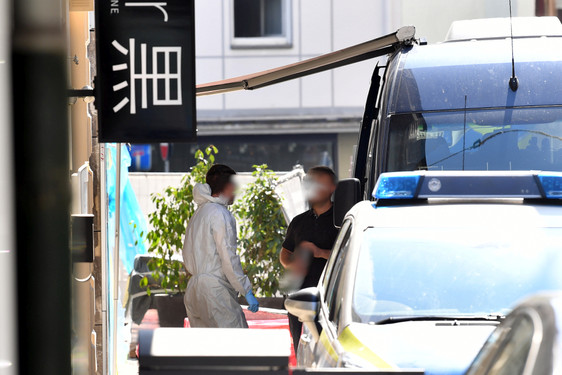 71-jähriger Mann in der Wiesbadener Innenstadt getötet. Mutmaßlicher 24-Jähriger Täter stellt sich gute ein Stunde später der Polizei. Ein zweiter, der Vater des 24-Jährigen, wird am Samstagnachmittag in Biebrich von Beamten festgenommen.