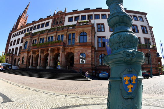 Das Rathaus in Wiesbaden ist eingeschränkt wieder geöffnet.