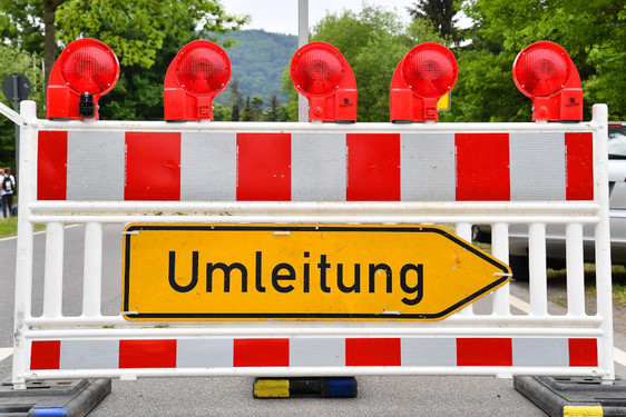 Vollsperrung der Kreuzung Boelckestraße Ecke Otto-Suhr-Ring in Mainz-Kastel am Freitag und Samstag wegen Bauarbeiten. Umleitungsstrecken sind eingerichtet.