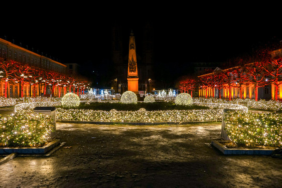 Große Weihnachtsbeleuchtung auf dem Wiesbadener Luisenplatz - Mit Abstand das Lichtermeer genießen.