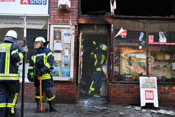 Kioskbrand in der Wellritzstraße in der Wiesbadener Innenstadt. Feuerwehrkräfte löschen die Flammen. Vier Personen werden verletzt.