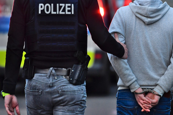 Betäubungsmittelhandel von Videoüberachtungsanlagen am Samstag in Wiesbaden beobachtet. Polizei kann Dealer festnehmen.