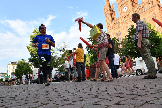 Der MidsummerRUN 2019 in Wiesbaden hat viele Laufbegeisterte in ihren Bann gezogen