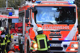 Hoher Sachschaden nach einem Brand in einer Wohnung in Sonnenberg. Feuerwehrkräfte im Einsatz.