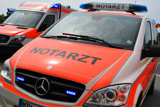 Autofahrerin übersah auf dem Gehweg am Dienstag in Wiesbaden einen Fahrradfahrer. Rettungskräfte versorgen den verletzten Mann.