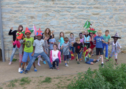 Kinder der Grundschule Bierstadt auf der Burg Sonnenberg mit den fabelhaften Arbeiten, die sie in der Ferienbetreuung gebastelt haben