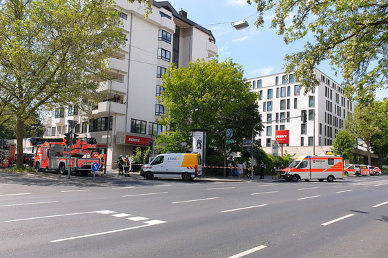 Gas-Alarm in Wiesbadener Geschäfts- und Wohnhaus: Feuerwehr, Rettungsdienst und Polizei im Einsatz. Dotzheimer Straße voll gesperrt.